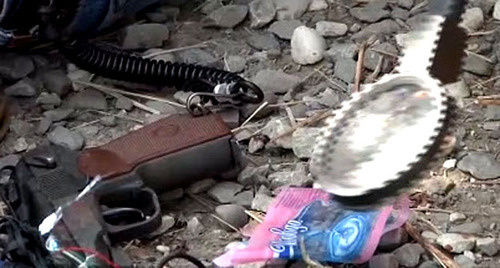 Пистолет, обнаруженный у предполагаемого убийцы полицейского. Грозный, 3 июля 2014 г. Кадр из видео пресс-службы МВД по Чеченской Республике