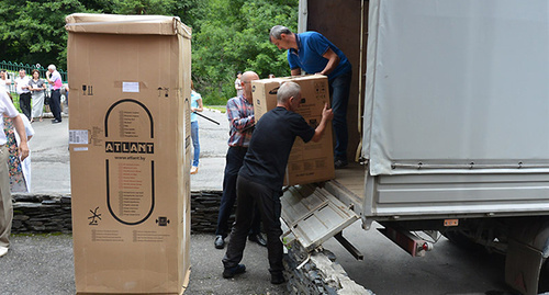 Помощь для беженцев с Украины. Фото с сайта Главы Республики Северная Осетия - Алания.  http://glava.rso-a.ru/main-news/2145/