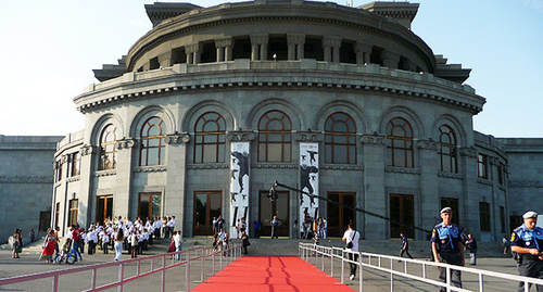 Здание Национальноого академического театра оперы и балета, где проходило открытие фестиваля. Фото Армине Мартиросян для "Кавказского узла"