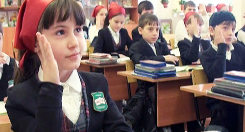 Школьники Чечни на уроке. Фото: http://www.vestikavkaza.ru/news/SHkolniki-CHechni-budut-uchitsya-po-besplatnym-uchebnikam.html