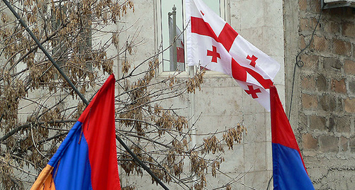 Армянский и грузинский флаги украшают здание. Фото: http://lratvakan.com/news/10577.html