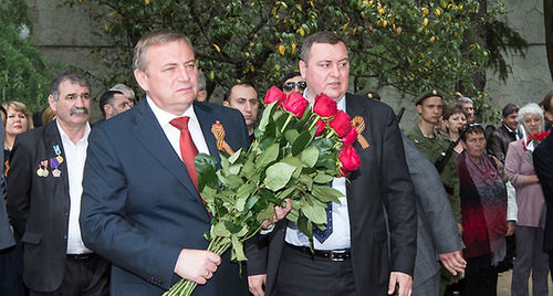Анатолий Пахомов (слева) на открытии памятника советским воинам, павшим в Афганистане, май 2014 года. Фото: http://www.sochiadm.ru/press-sluzhba/fotoalbomy/560/32057/
