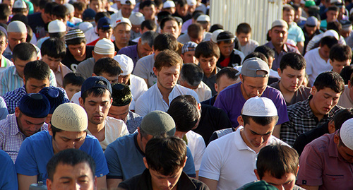 Верующие совершают намаз по случаю окончания Священного месяца Рамадан. Фото Магомеда Туаева для "Кавказского узла"