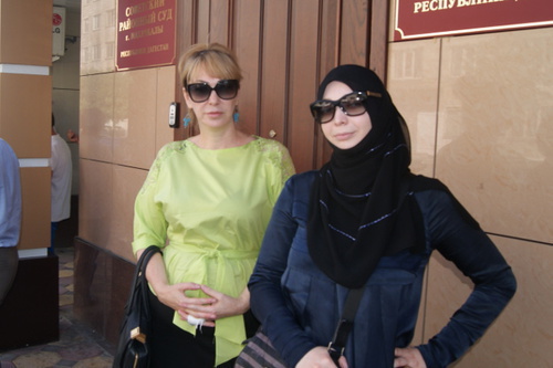 Махачкала, 31 июля 2014 г. Подсудимая Сабина Абакарова (справа) и ее мать Марина Абакарова у здания Советского районного суда. Фото Аиды Магомедовой для "Кавказского узла"