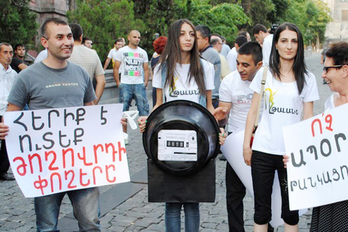 Участники факельного шествия против подорожания электроэнергии. Ереван, 1 августа 2014 г. Фото Армана Гарибяна, "Журналисты за права человека", forrights.am