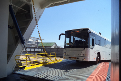 Автобус въезжает на паром в порту "Кавказ". Анапа, июнь 2014 г. Фото: Единая транспортная дирекция, transdir.ru