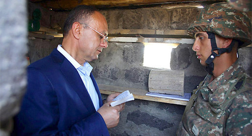 Руководитель оборонного ведомства  ознакомился на месте с условиями службы дозорных на боевых постах. Фото: Министерство обороны Республики Армения. http://www.mil.am/1404744670