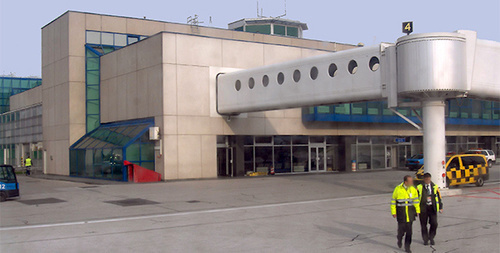 Терминал аэропорта Сараево. Фото:  Danorton, https://ru.wikipedia.org/wiki/%D1%E0%F0%E0%E5%E2%EE_(%E0%FD%F0%EE%EF%EE%F0%F2)#mediaviewer/%D0%A4%D0%B0%D0%B9%D0%BB:SarajevoAirport4.jpg
