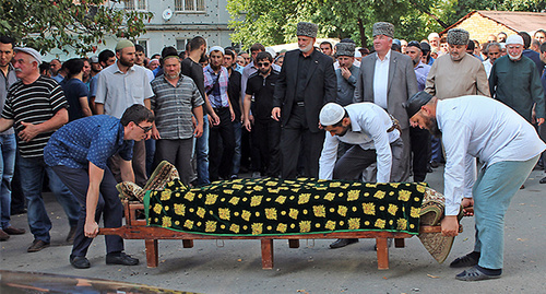 Церемония прощания с убитым заместителем муфтия Северной Осетии Расулом Гамзатовым. Фото Эммы Марзоевой для "Кавказского узла" 