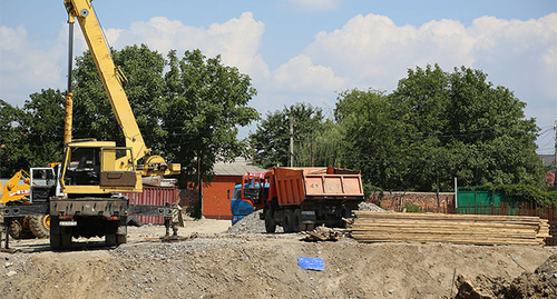 Стройплощадка, Назрань, Ингушетия,  август 2013. Фото: http://www.ingushetia.ru/photo/archives/019140.shtml