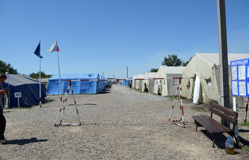 Шлагбаум при въезде в лагерь беженцев Гуково. Фото Олега Пчелова для "Кавказского узла"
