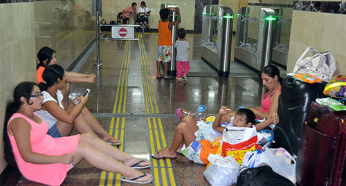 Пассажиры в ожидании поезда на вокзале в Сочи, 19 августа 2014. Фото Светланы Кравченко для "Кавказского узла" 