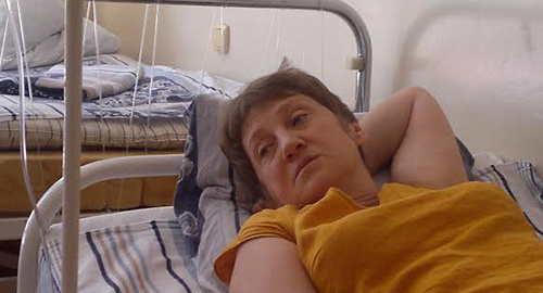 Ольга Мартынюк в больнице № 3 в хирургическом отделении под капельницей. Фото Светланы Кравченко для "Кавказского узла" 