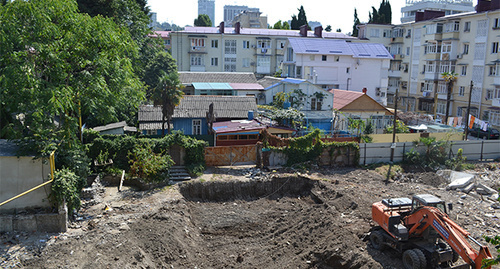 Строительные работы во дворе жилого дома. Сочи, август 2014. Фото Светланы Кравченко для "Кавказского узла"