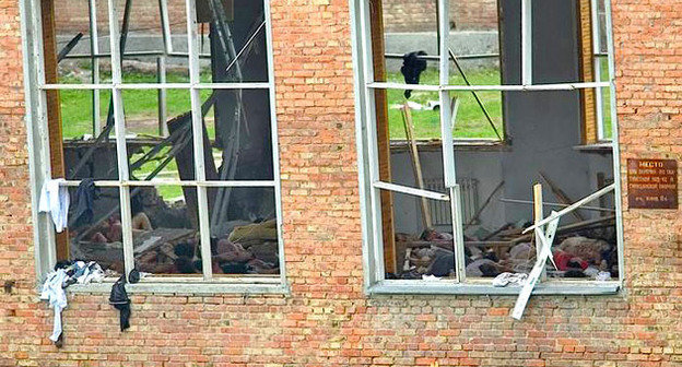 Школа №1 в Беслане после взрыва. 3 сентября 2004 г. Фото http://pravdabeslana.ru/