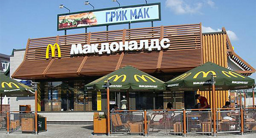 Здание McDonald's. Фото: http://news.kmvcity.ru/2014/08/30/stavropolsky-makdonalds-oshtrafovali-na-20-tisyach-rublei/44541