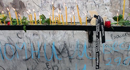Траурная лента на мемориале памяти жертв трагедии. Беслан, 1 сентября 2014. Фото Эммы Марзоеовой для "Кавказского узла" 