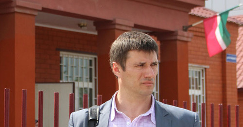Адвокат Петр Заикин возле здания Урус-Мартановского суда Чечни. Май 2014 г. Фото Магомеда Магомедова для "Кавказского узла"