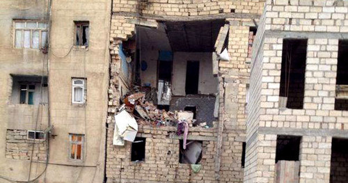 Разрушенный после взрыва дом в Хырдалане. Азербайджан, 8 сентября 2014 г. Фото http://www.newsazerbaijan.ru/case/20140908/300887163.html