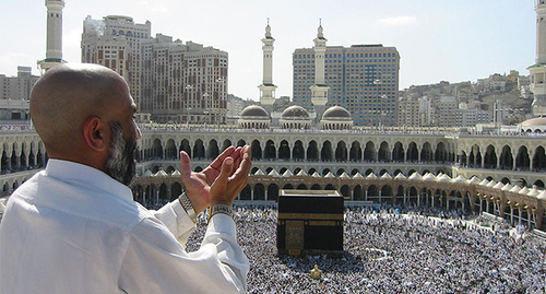 Молящийся у Масджид аль-Харам. Фото Ali Mansuri. https://ru.wikipedia.org/wiki/Хадж#mediaviewer/File:Supplicating_Pilgrim_at_Masjid_Al_Haram._Mecca,_Saudi_Arabia.jpg