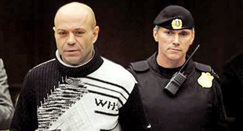 Дмитрий Павлюченков (слева) в зале суда . Фото: AFP, http://www.svoboda.org/content/article/25432938.html 