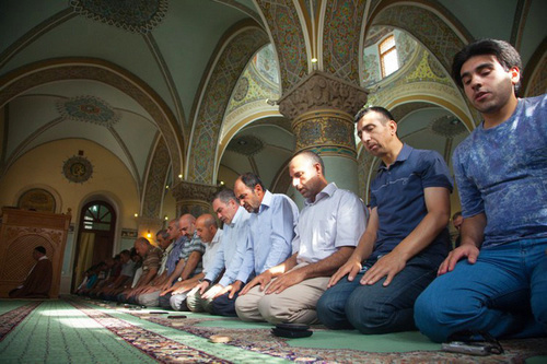 Молитва в мечети Ичери-Шехер в Баку. Фото Азиза Каримова для "Кавказского узла"