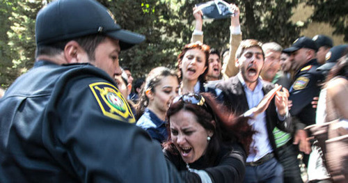 Полиция разгоняет протестующих против вынесения судебного приговора активистам движения Nida. Баку, 6 мая 2014 г.  Фото Азиза Каримова для «Кавказского узла»