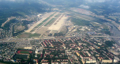 Вид на аэропорт Сочи и Адлер сверху. Фото Алексея Марчукова, http://airport-sochi.su/photos.htm
