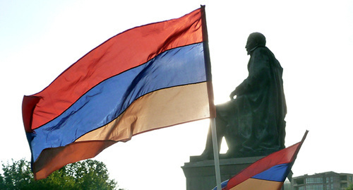Флаг Армении на площади Еревана во время протестной акции, сентябрь 2014. Фото Армине Мартиросян для "Кавказского узла"