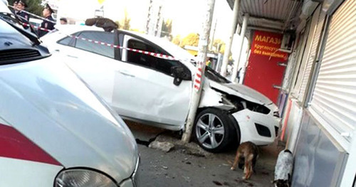 Легковой автомобиль врезался в автобусную остановку. Краснодар, 3 октября 2014 г. Фото: twitter.com/typodar
