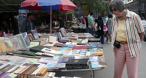 Уличные лотки с книгами во время фестиваля. Фото Армине Мартиросян для "Кавказского узла" 
