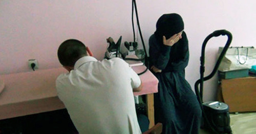 Сабина Абакарова во время задержания. Дагестан, Лето 2013 г. Фото nac.gov.ru