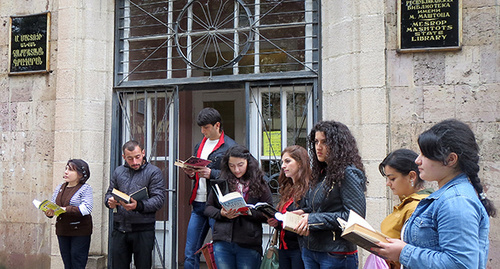 Участники флэшмоба у входа в библиотеку. Фото Алвард Григорян для "Кавказского узла"