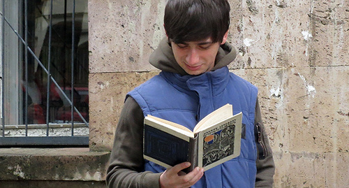 Участник флэшмоба у входа в библиотеку. Фото Алвард Григорян для "Кавказского узла"