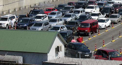 Автомобили на накопительной площадке перед погрузкой на паром. Фото Нины Тумановой для "Кавказского узла", сентябрь 2014  