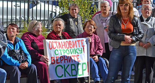 Участники митинга в микрорайоне КСМ, Сочи 19 октября 2014. Фото Светланы Кравченко для "Кавказского узла"