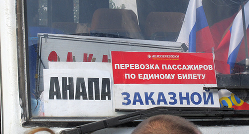 Табличка за стеклом автобуса, обеспечивающего перевозку пассажиров по единому билету. Фото Нины Тумановой для "Кавказского узла"