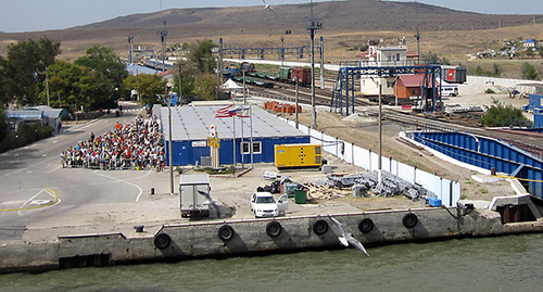Вид на берег порта "Крым" с парома. Фото Нины Тумановой для "Кавказского узла"