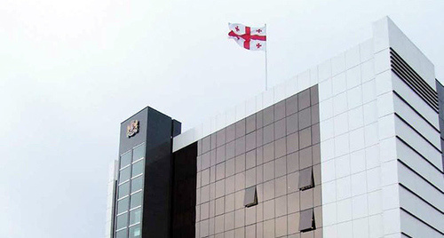 Флаг Грузии на здании Министерства обороны. https://upload.wikimedia.org/wikipedia/commons/thumb/8/82/MoD_Georgia.JPG/800px-MoD_Georgia.JPG