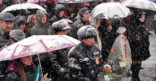 Участники траурного митинга памяти жертвам депортации карачаевского народа. Карачаевск, 2 ноября 2014 г. Фото http://karachaevsk.info/
