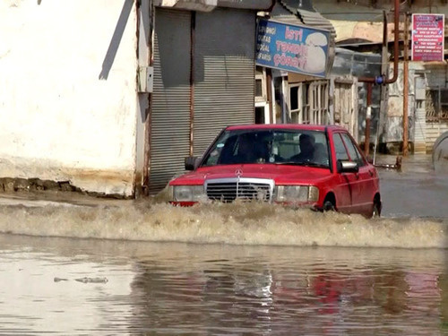 Автомобиль едет по затопленной улице. Баку. Фото Азиза Каримова для "Кавказского узла"