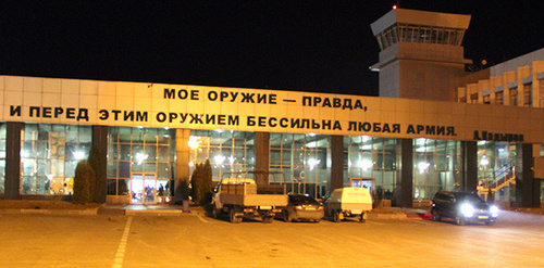 Здание аэропорта в Грозном в ночь возгорания. Фото Магомеда Магомедова для "Кавказского узла"