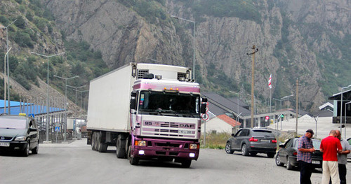 Машины возле пункта пропуска «Верхний Ларс». Фото Магомеда Магомедова для «Кавказского узла»