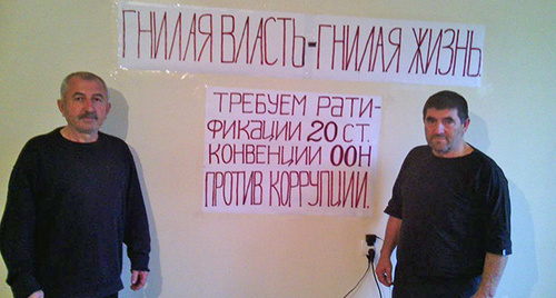 Максуд Гаджиев и Казихан Курбанов - участники голодовки. Фото Патимат Махмудовой для "Кавказского узла"