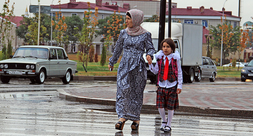 Пешеходы на улице Грозного. Фото Магомеда Магомедова для "Кавказского узла"