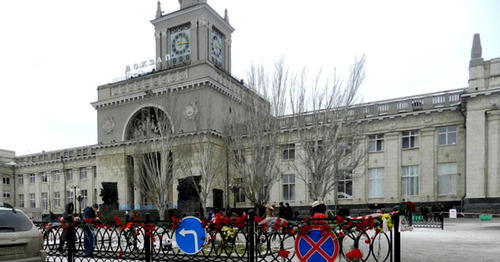 Цветы на железной ограде на площади железного вокзала в Волгограде. Декабрь 2013 г. Фото Татьяны Филимоновой для "Кавказского узла"