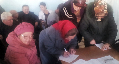 Жители Нижнего Баскунчака собирают подписи в защиту больницы. Фото Елены Гребенюк 