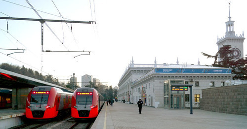 Скоростные поезда "Ласточка" на железнодорожном вокзале в Сочи. Фото: Дмитрий Селивёрстов https://ru.wikipedia.org