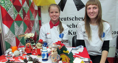 Участники немецких образовательных проектов работают волонтерами на площадках мастер-классов по изготовлению рождественских игрушек. Фото Вячеслава Ященко для "Кавказского узла"