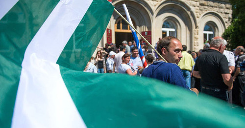 Митинг в поддержку президента Абхазии. Сухум, Май 2014 г. Фото: Нина Зотина и Наталья Евсикова http://www.yuga.ru/